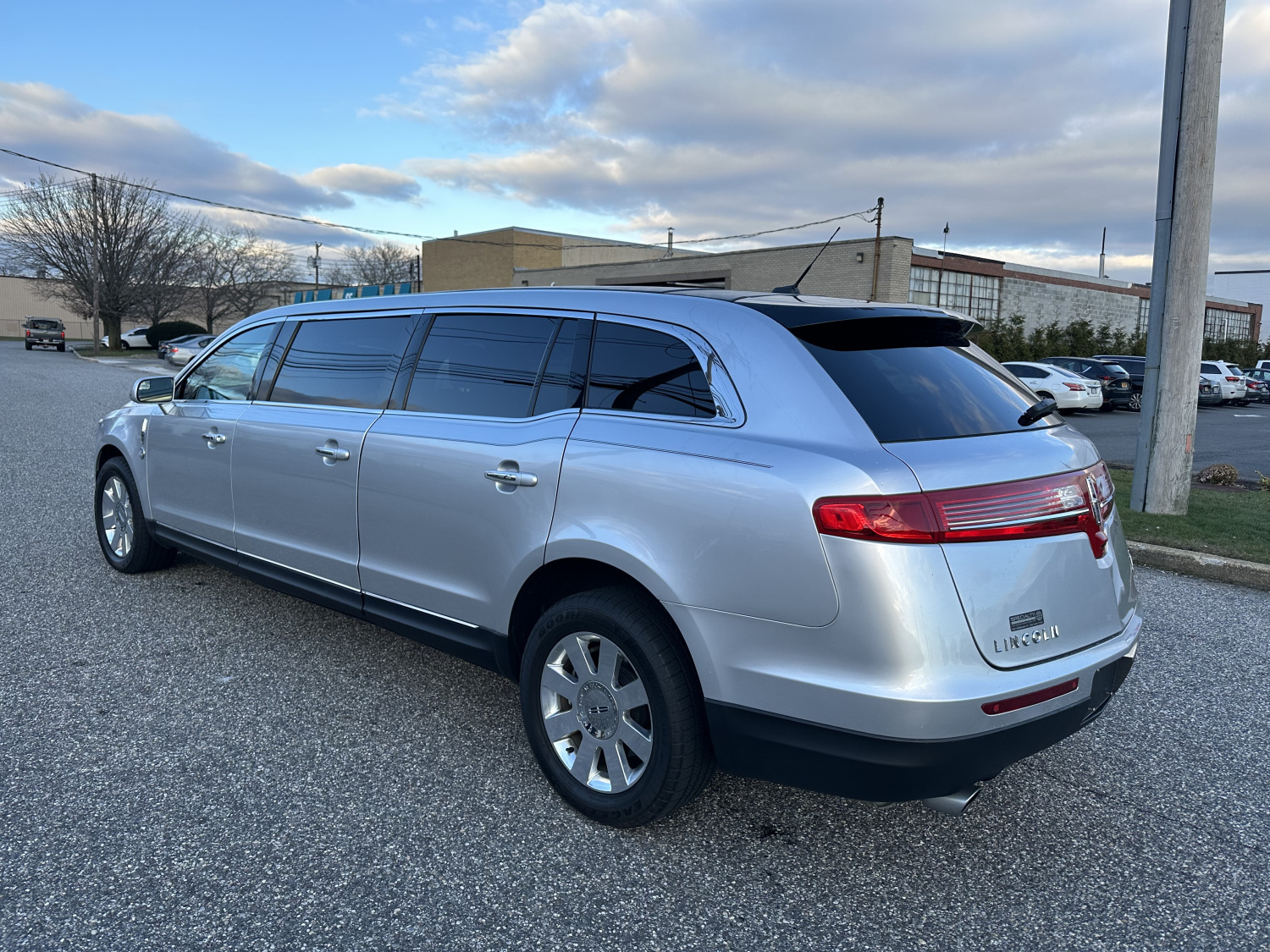 2018 LINCOLN FEDERAL SIX DOOR FUNERAL LIMOUSINE - Specialty Hearse